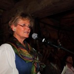 Roswitha Meikl vom Salzburger Volksliedwerk führt durch das Programm