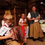 3 Generationen Lederer beim Singen und Musizieren