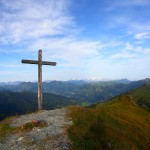 Gründegg mit Blick Richtung Westen - ein leichter Wolkenschleier verdeckt die Sonne