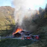 Hütte in Vollbrand (Bild: Haugeneder, s. Kommentar)