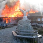 Hütte in Vollbrand (Bild: Haugeneder, s. Kommentar)