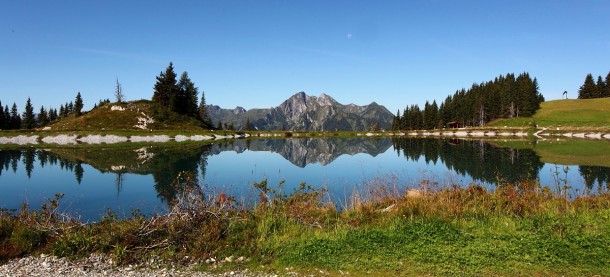 Speicherteich der Alpendorf-Bergbahnen - Blick zur Höllwand