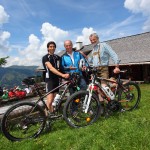 Michael mit Mountainbiker Markus und E-Biker Hias an der Bichlalm