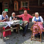 Michael inmitten fescher, fleißiger "Dirndln"