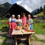 Michael mit den fleißigen Brot-Bäckerinnen