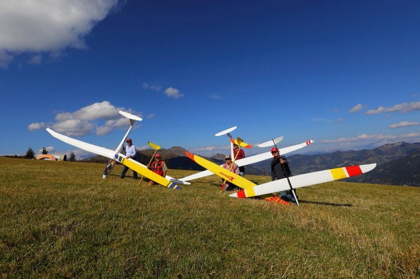 Begeisterte Flieger auf der Landewiese am Naturplatzl