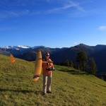 Jürgen Witt mit seinem Segelflug-Modell auf der Bichlalm