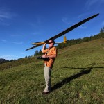 Jürgen Witt mit seinem Segelflug-Modell auf der Bichlalm