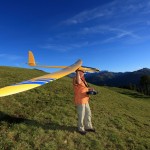 Jürgen Witt mit seinem Segelflug-Modell auf der Bichlalm