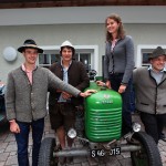 Hannes, Andrea, Elisabeth und Sepp mit altem Steirer-Traktor