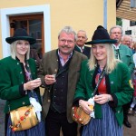 Bürgermeister Gollegger mit Elisabeth und Carina