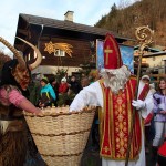 Nikolaus und Krampus am Adventmarkt in Großarl