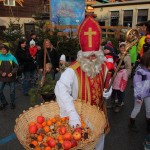 Nikolaus verteilt süße Naschereien