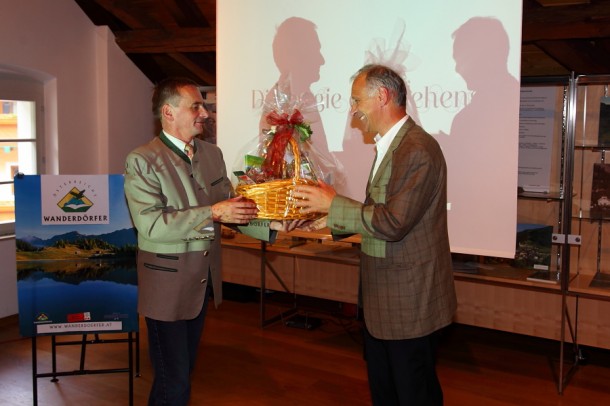 Obmann Reinhard Ferner (links) bedankt sich bei Geschäftsführer Sieghard Preis