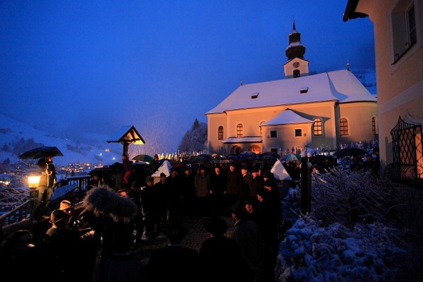 Ölbergsingen - 1. Station vor dem Pfarrhof und der Pfarrkirche Großarl