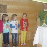 Volksschulkinder beim Gottesdienst im Altersheim