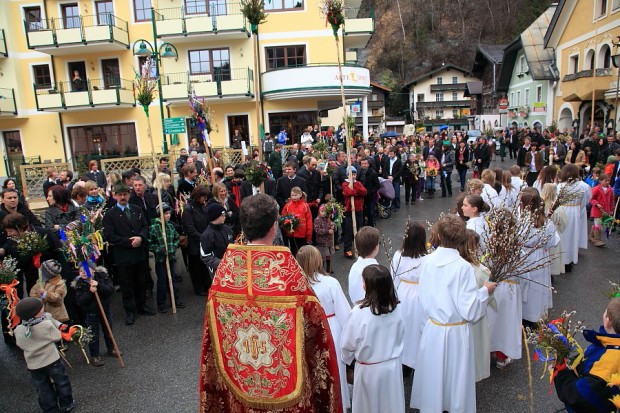 Palmsonntag 2010_Einzug von Diakon Josef Gfrerer mit den Ministranten/-innen am Marktplatz