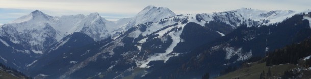 Auf den Bergen des Großarltals bereits Schnee Ende Oktober - links der Frauenkogel, rechts unser Skigebiet
