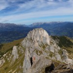 Rechts die Ausläufer der Höllwand, in der Bildmitte der Sandkogel