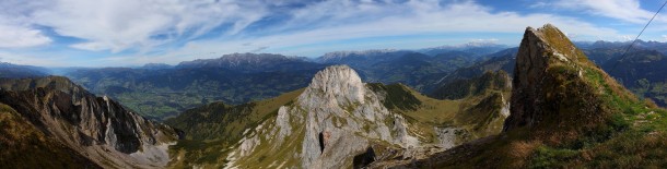 Rechts die Ausläufer der Höllwand, in der Bildmitte der Sandkogel