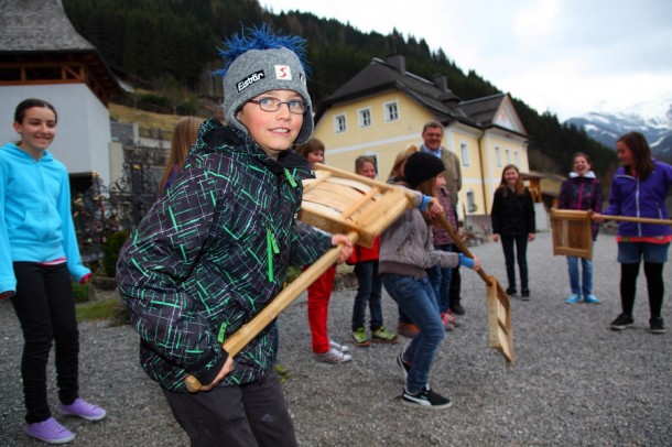 Ministranten und Ministrantinnen eifrig beim Ratsch´n