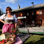 Auch auf der Alm wird das Dirndl gern getragen und gesehen