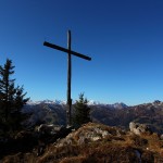 Panorama vom unteren Kreuz, links neben dem Kreuz der Großglockner, rechts das Wiesbachhorn