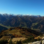 Blick vom Saukarkopf Richtung Westen zu den Hohen Tauern, in der Bildmitte der Kreuzkogel mit Skigebiet und "Waldherz" in der Piste