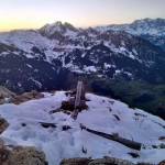 Das Gipfelkreuz nach den Sturm im Spätherbst