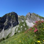 Abstieg vom Schober mit Blick zu Höllwand und Sandkogel