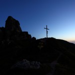 Tagesanbruch am Wetterkreuz am Fuße von Schuhflicker und Arlspitze