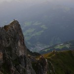 Blick auf Großarl. 1 Kletterer auf der Arlspitze, die Wandergruppe am Wetterkreuz