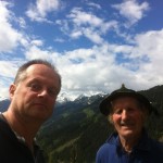 Ein geschundener Mountainbiker (li) und Bergbauer Rupert (re)