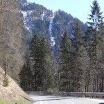 Sicht von der Großarler Landesstraße nun nach oben zu den Lawinenstrichen in den Einhängen des Alpendorfes