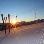 Die Sonne taucht den frühen Morgen in warmes Licht