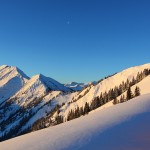 Die Sonne kommt den Berg herab - der Blick zu Kreuzkogel, Sonnblick, Laderdinger Gamskarspitz. Auch die "Kuh" (siehe letzter Blogbeitrag) ist am linken Bildrand zu sehen.