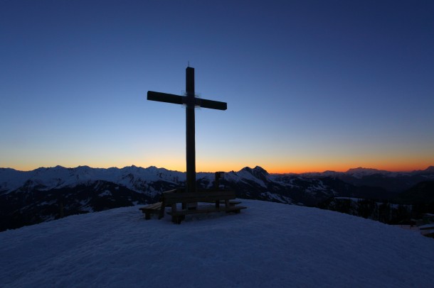 Februar 2014: Abends nach Sonnenuntergang am Gipfel des Kreuzkogels