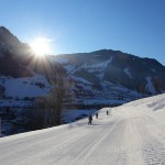 Als ob das Dorf noch schlafen würde - und wir kommen schon mit der Sonne vom Berg