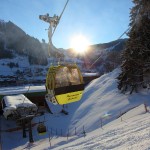 Das Ortszentrum liegt noch im Schatten, die Sonne kommt gerade bis zur Talstation runter