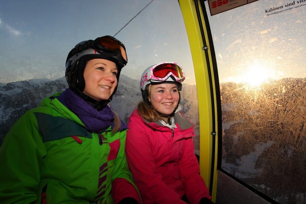 Erste Bergfahrt in der Gondel - die Sonne geht auf