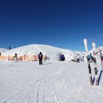 Der Schnee-Iglu von außen. Hunger macht sich langsam breit.