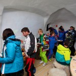 Am Frühstücksbuffet im Schnee-Iglu beim Skikeriki