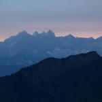 Die Spitzen des Dachsteinmassives stoßen an der Wolkendecke an