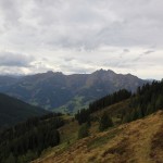 Wolkenverhangener Himmel über Schuhflicker und Höllwand