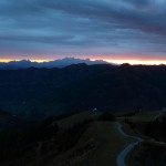 Tagesanbruch am Kreuzkogel, alles ist noch in tiefer Ruh, selbst die kleine Schafherde rechts unten scheint noch zu schlafen