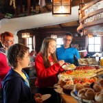 Frühstück in der "Ski-Alm" nach der Sonnenaufgangswanderung