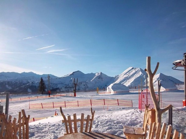 Sonnenplatzl mit Blick Richtung Kinderangebot und den Bergen des Nationalparks Hohe Tauern