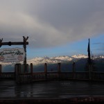 Unter der dicken Wolkendecke kommt nochmals die Sonne hervor