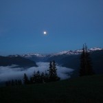 Es klart immer mehr auf - der Mond geht auf