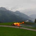 Bereits am frühen Abend wird das Feuer an der Laireiteralm entzündet